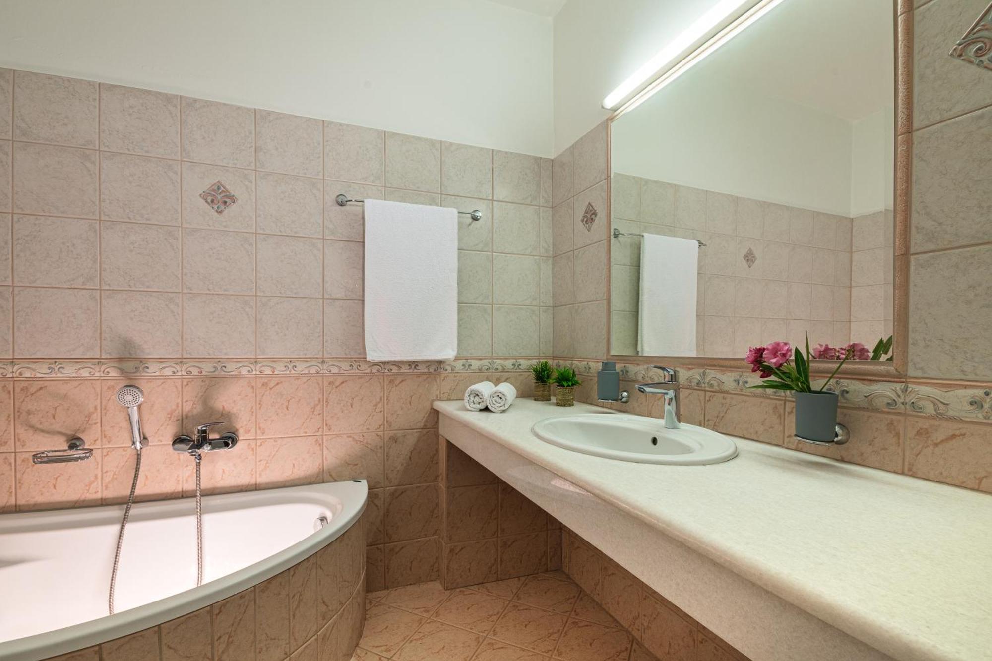 Villa Mariani II - In Lothiarika, Newly Renovated June 2024, Private Pool, Lindos 10 Min, Beach 120M Lardos Exterior foto